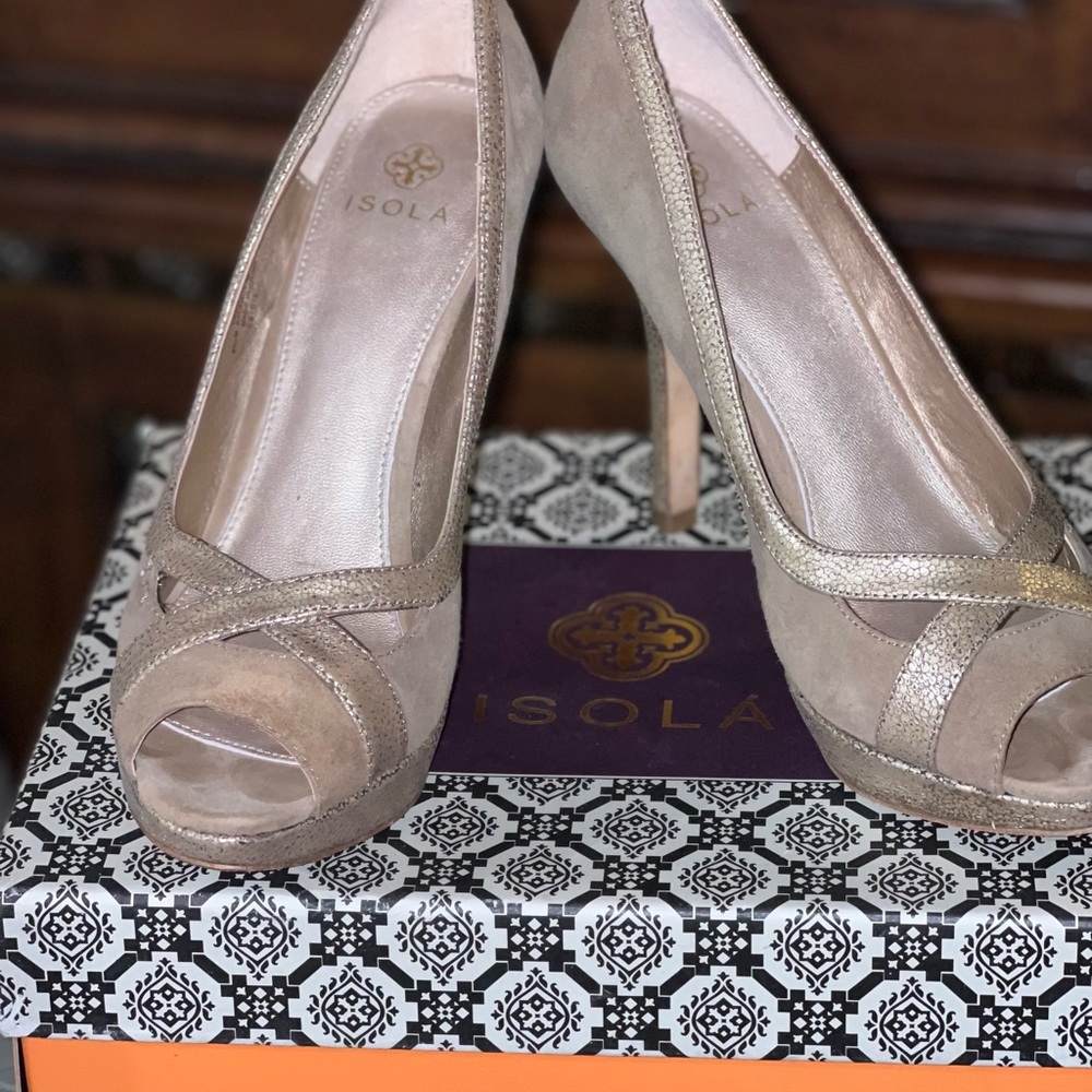 ISOLA NARA WHEAT SUEDE/MADREPERLA VIPER SIZE 8 1/2 HEELS